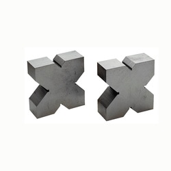 1202.00 - Pair of steel V-blocks - 20 microns